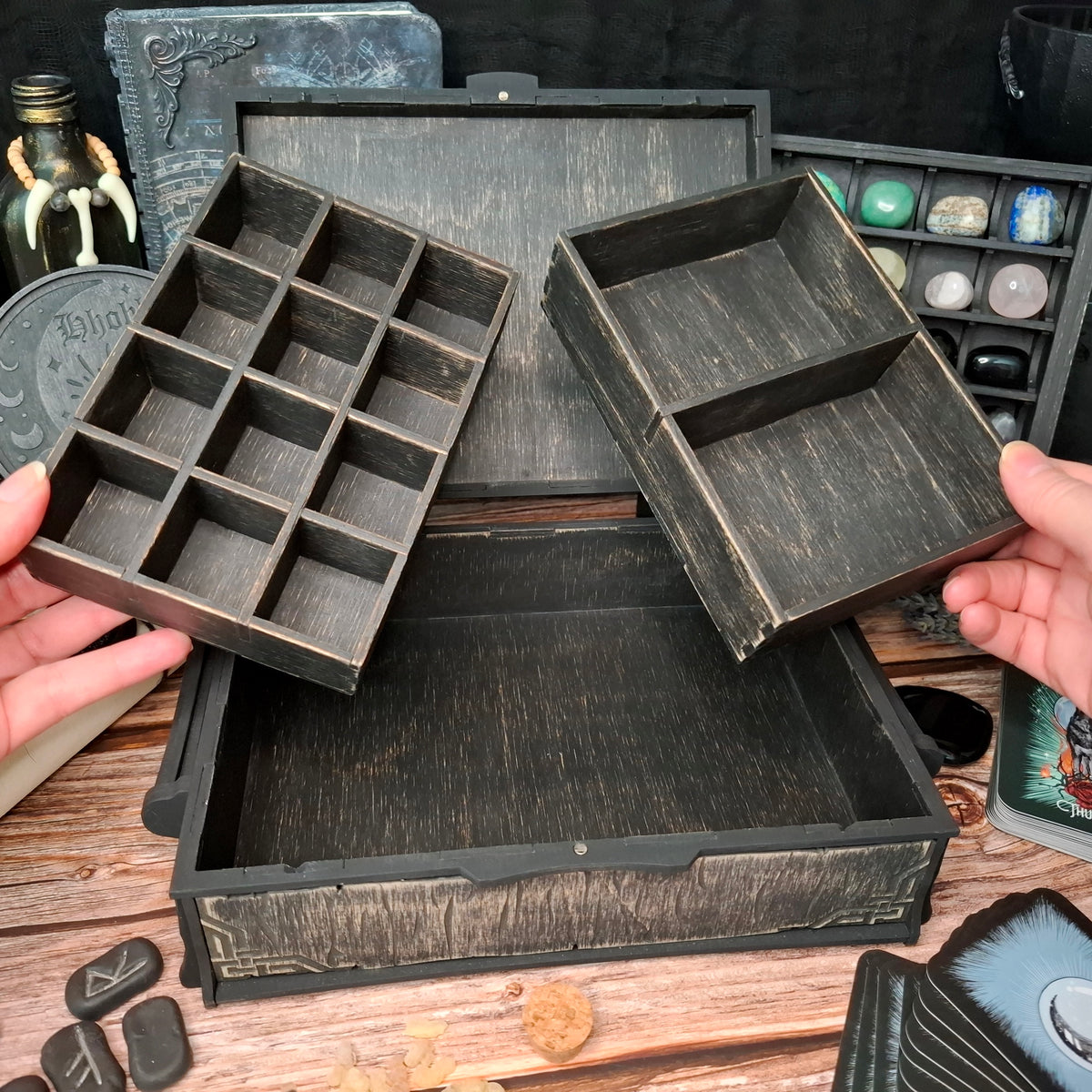 The two removable organizers can be placed on either side of the Celtic ritual storage box, allowing you to arrange the interior in the way that suits you best.

