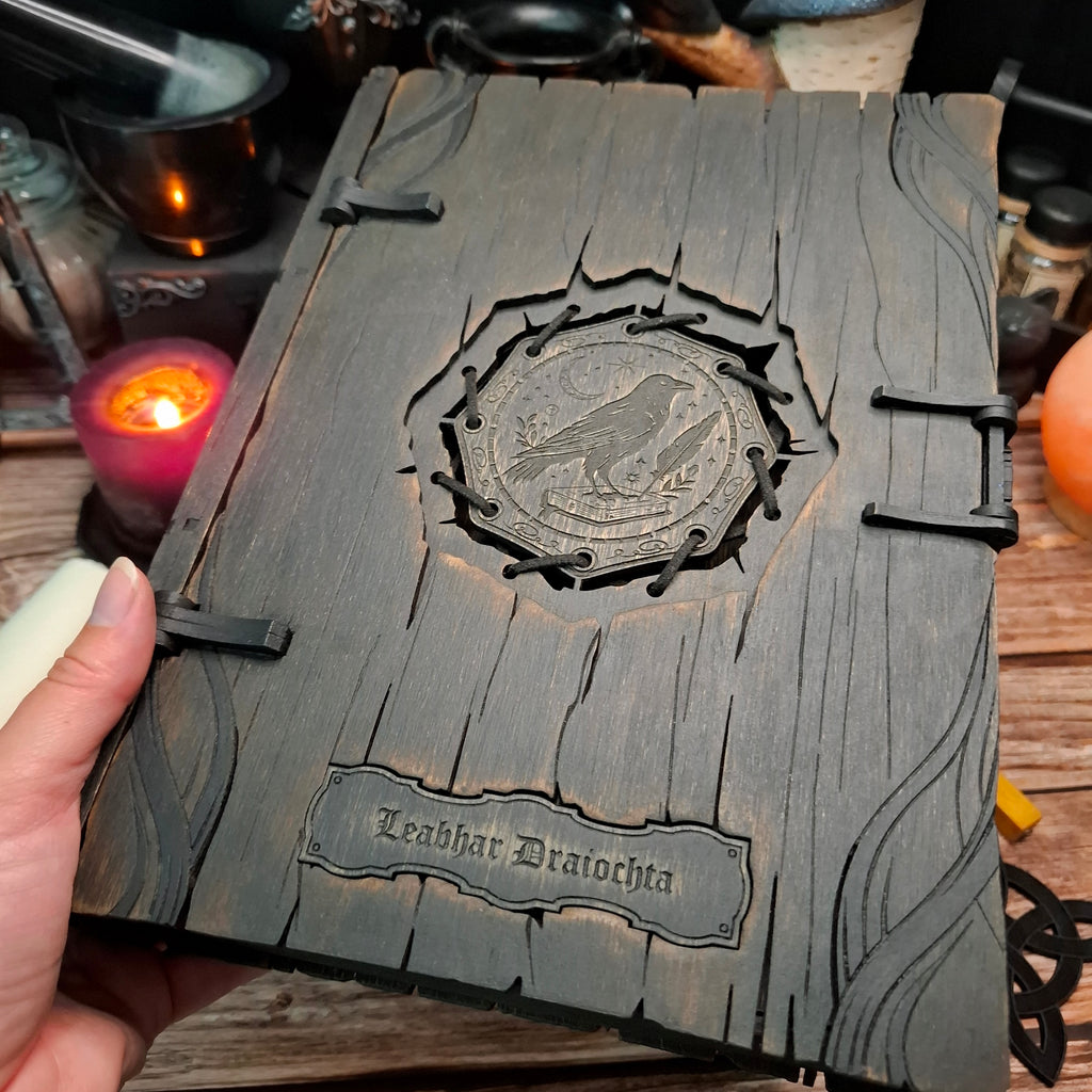 Personalizable raven book box with a custom title engraved in any language, allowing your book to carry the name that is most meaningful to you.
